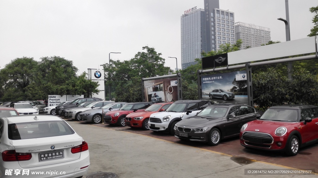 成排的汽車