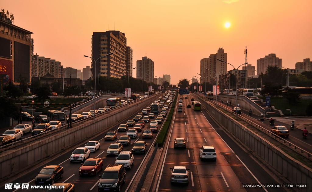 夕陽(yáng)下的城市風(fēng)光