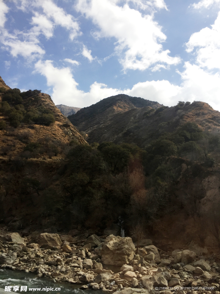 藍天下的高山