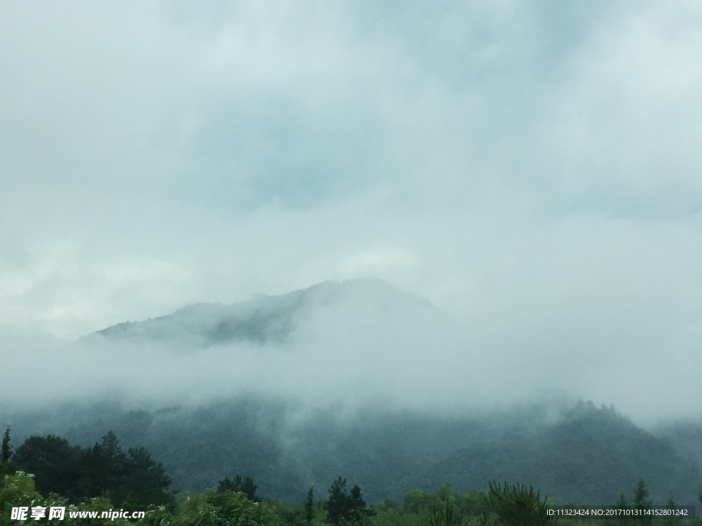 云雾缭绕的山