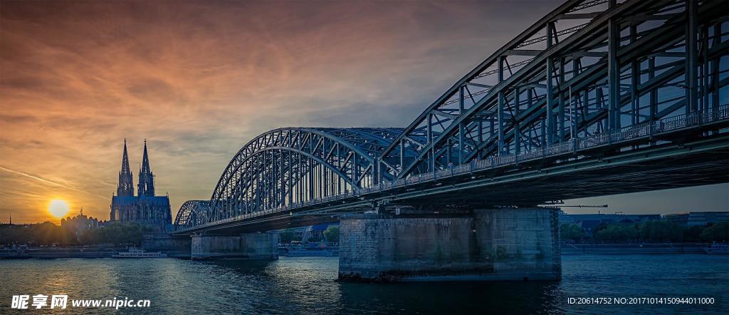 夜幕下的大橋
