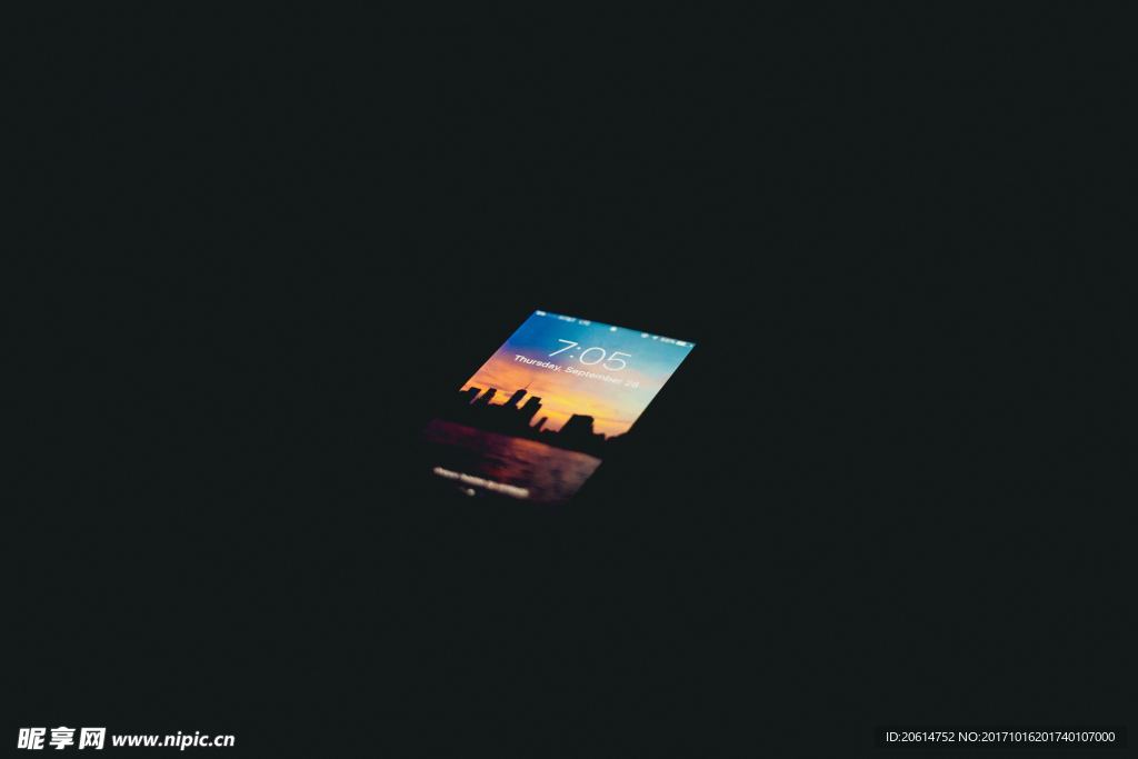夜色下的手機