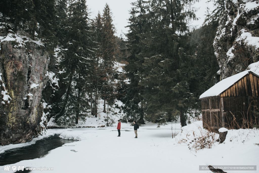 雪山上的房屋