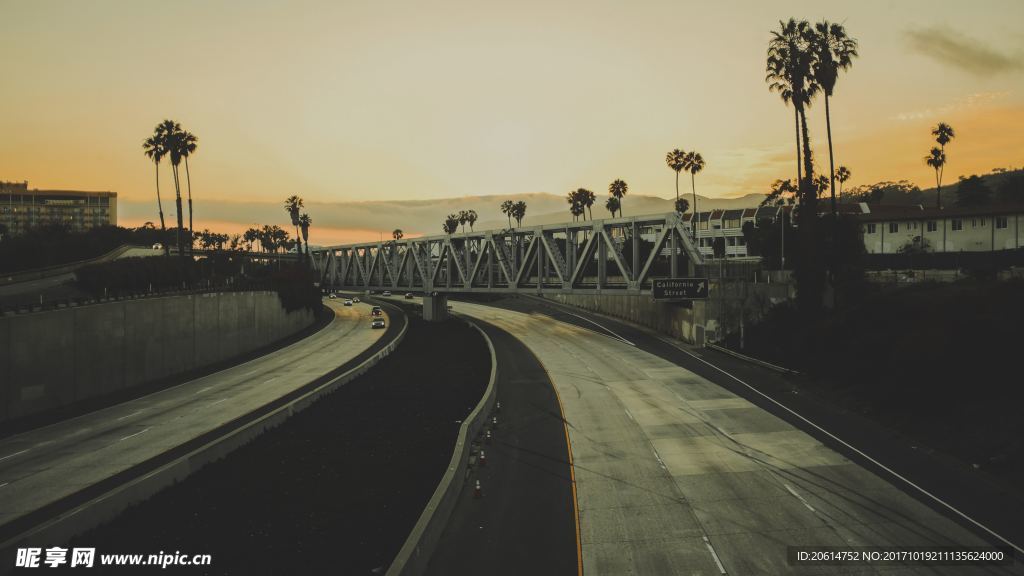 夕陽下的公路風景