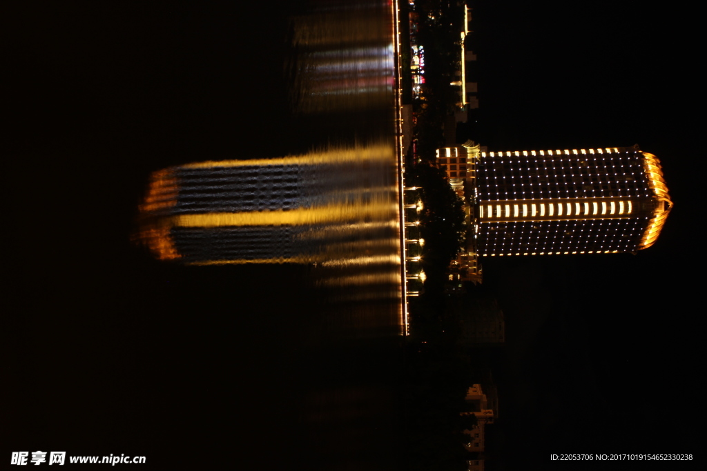 河畔的建筑夜景