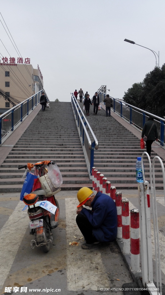 路邊睡著的老人