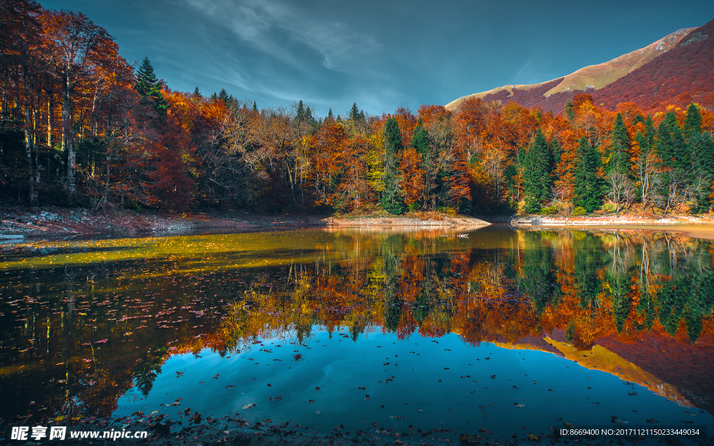 黑山共和国湖泊森林秋季