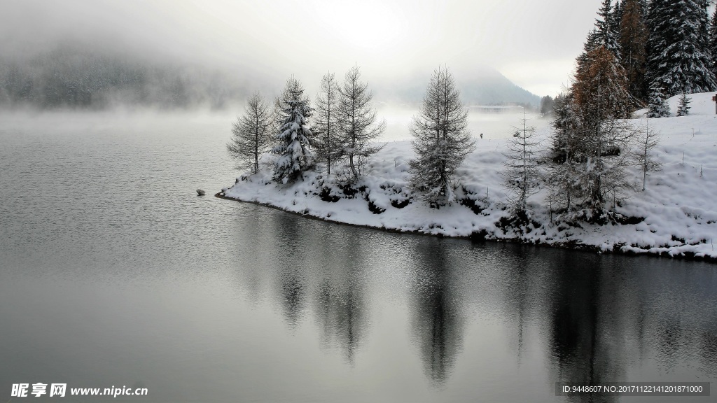 冬季湖泊雪景圖片