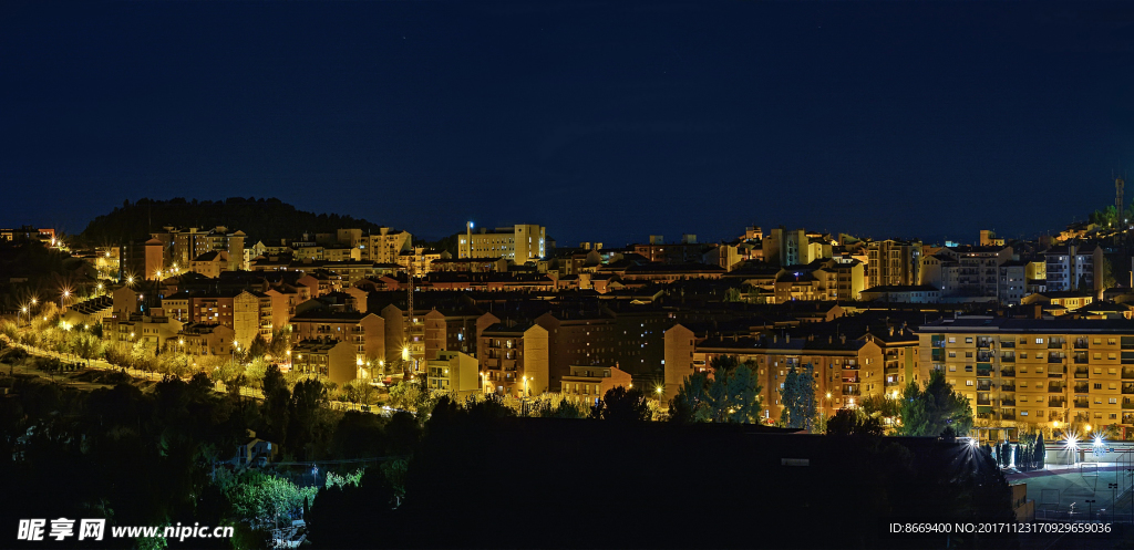 西班牙房屋晚上城市风景