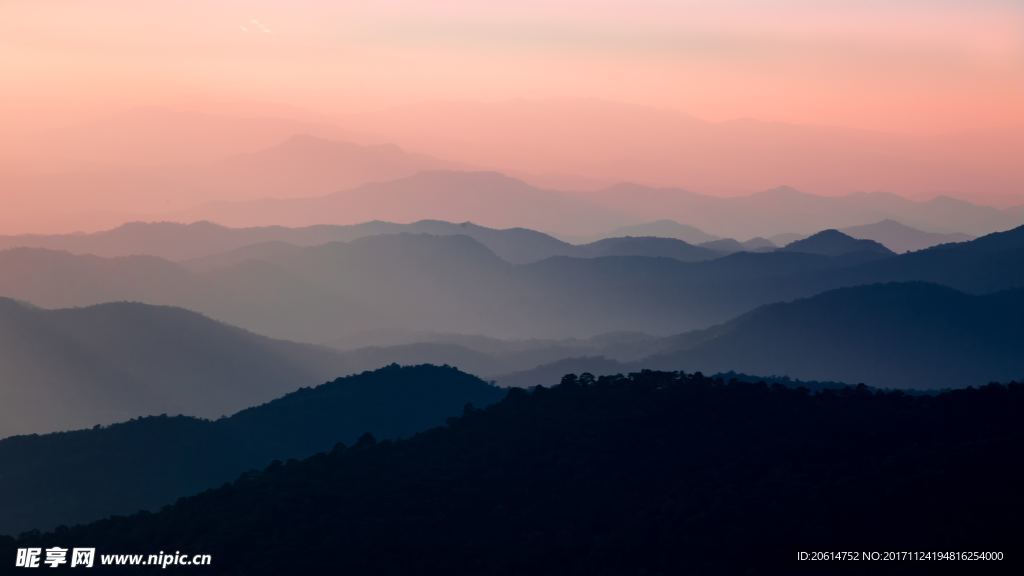 夕陽下的大山風采