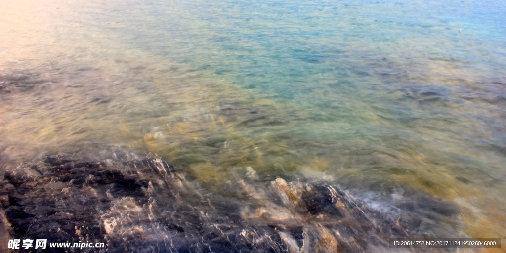 清澈的河流