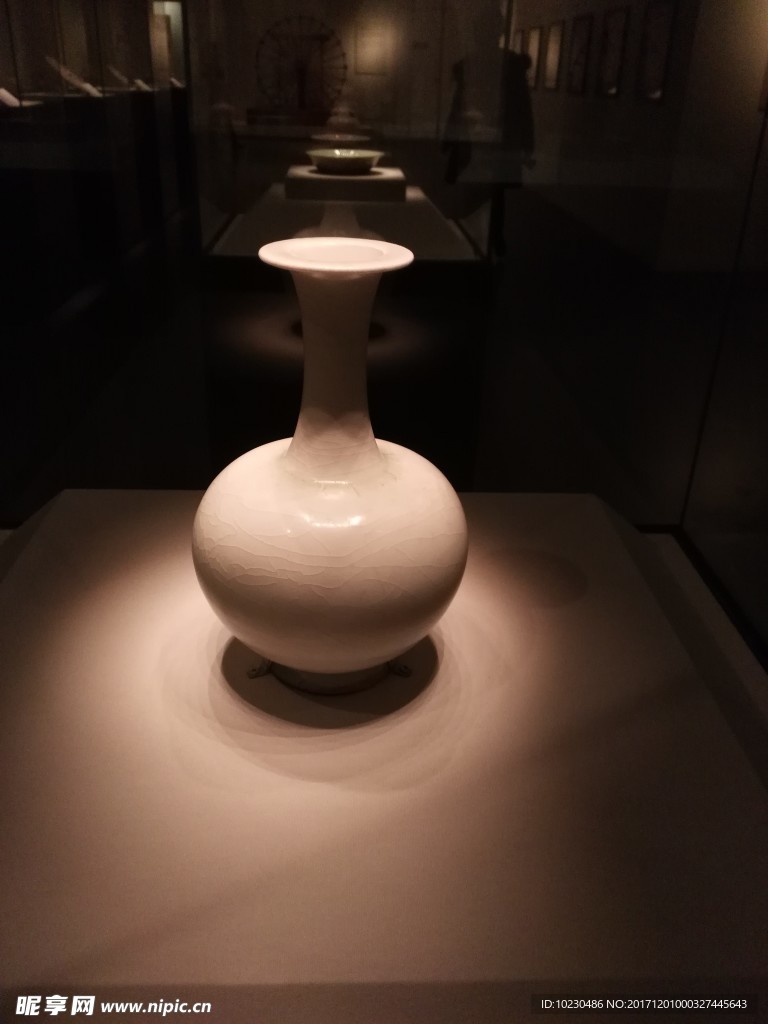 白瓷长颈瓶