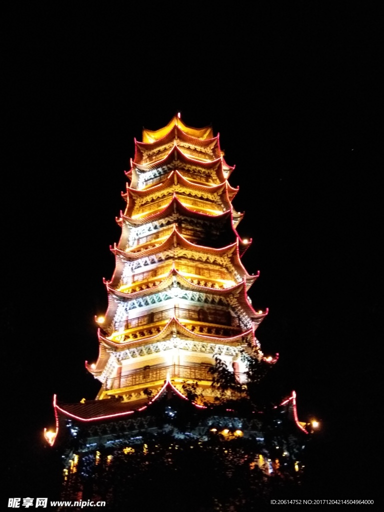 華燈初上的古塔