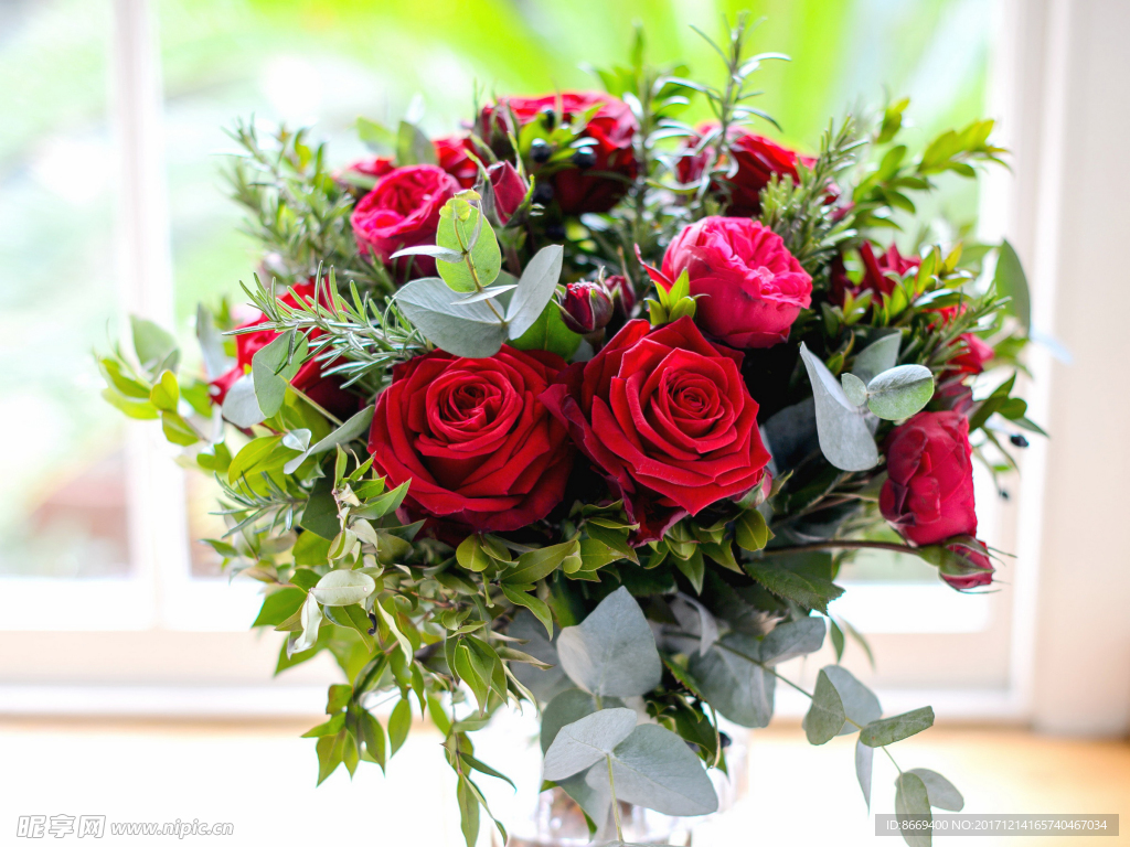 玫瑰花蕾花束紅色花卉