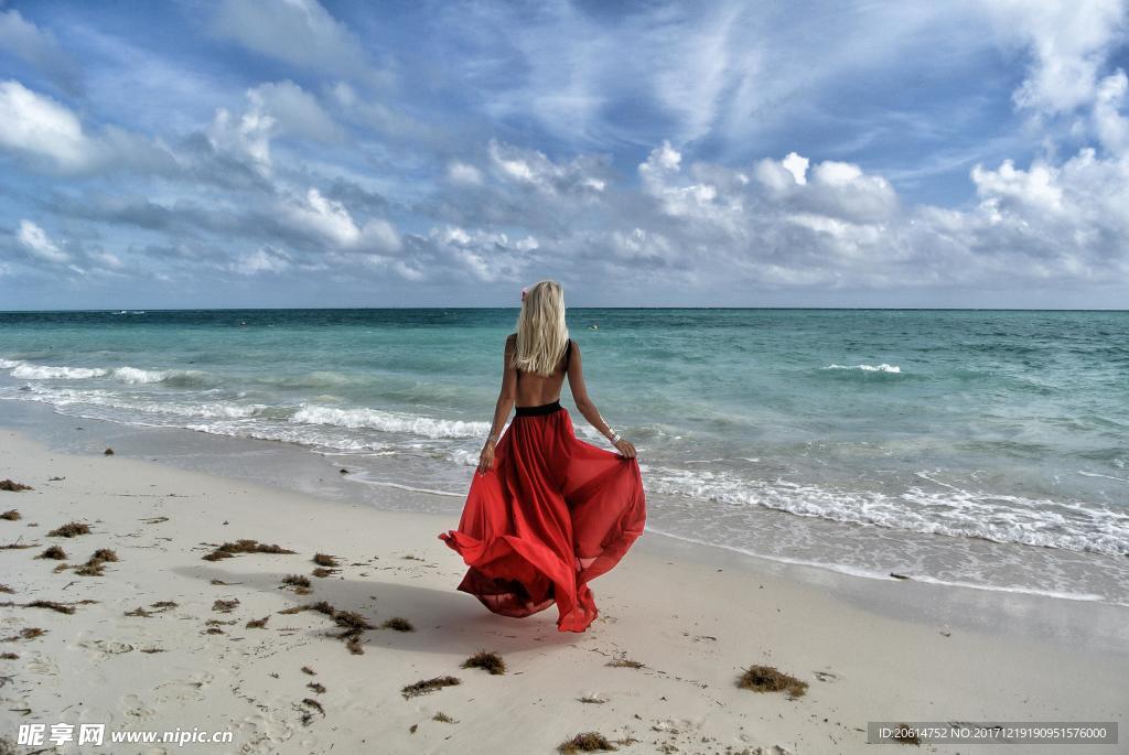 海灘上玩耍的女人的