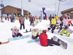 高山冬季滑雪场活动