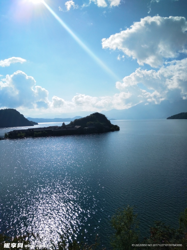 陽光下的瀘沽湖