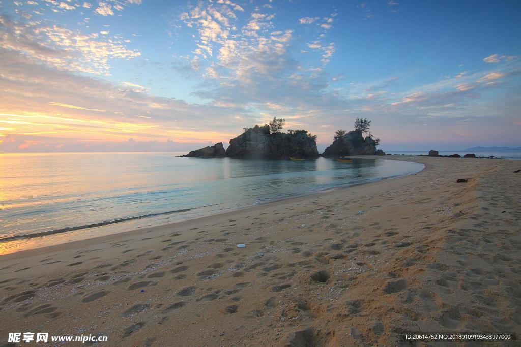 夕陽下的海灘美景