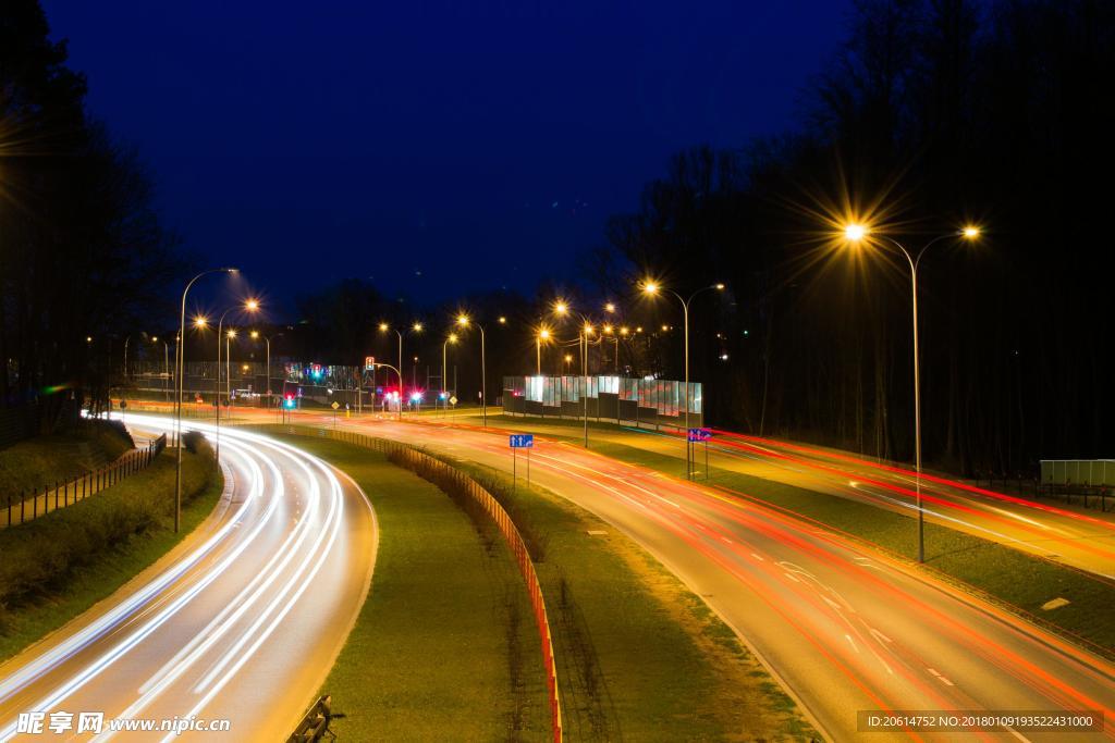 燈火輝煌的道路景色