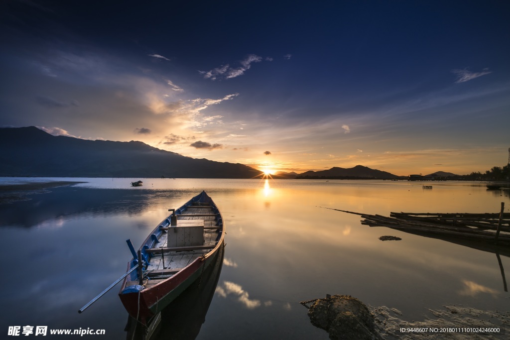 夕陽小船高清風景圖片