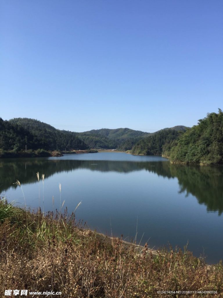 藍(lán)天下的水庫(kù)