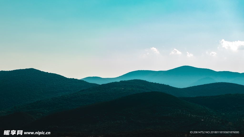 重巒疊嶂的高山風景