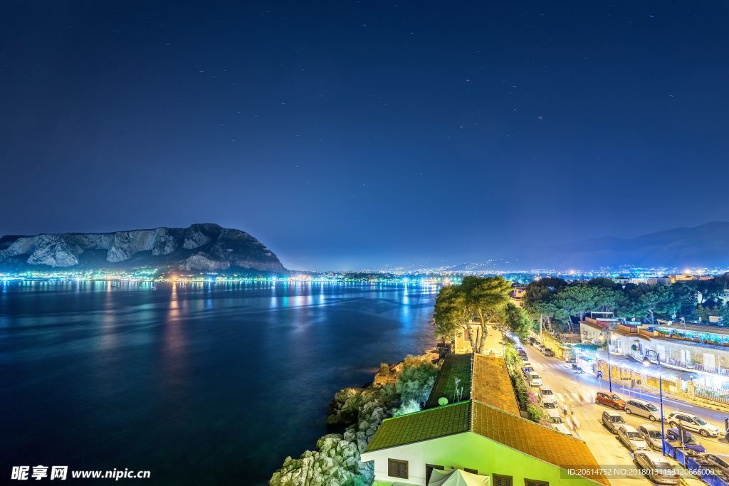 夜色下的海邊風景