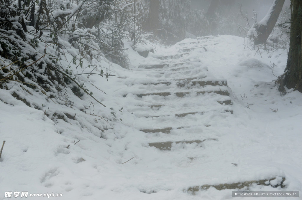 雪山徒步