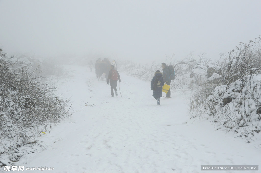 雪山徒步