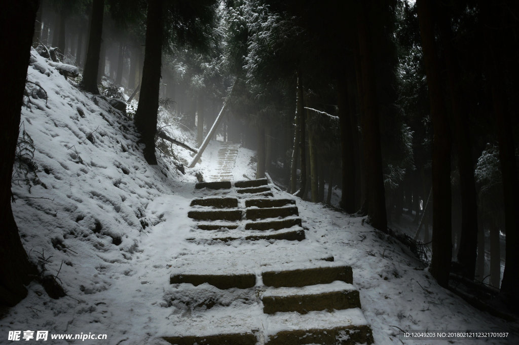 雪山徒步