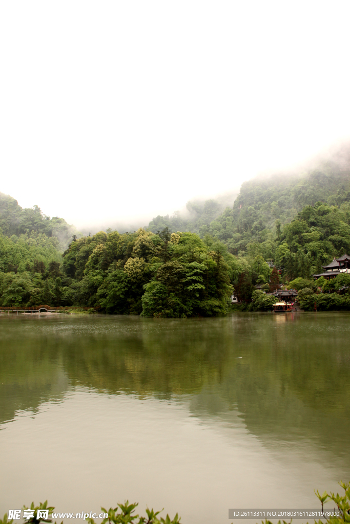 湖水倒影