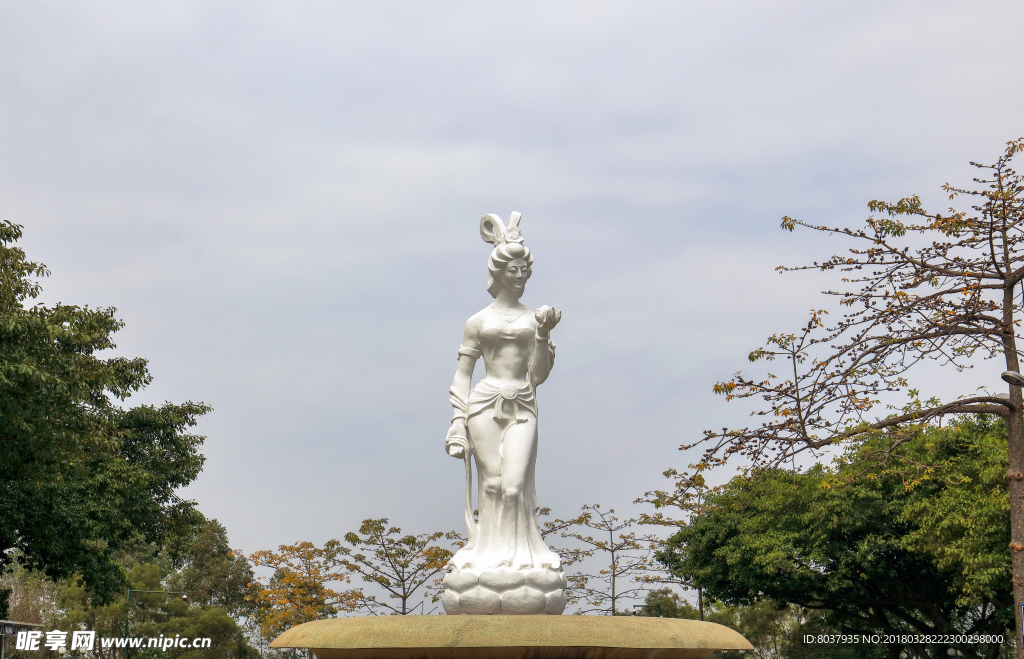 莲花仙子白色雕像