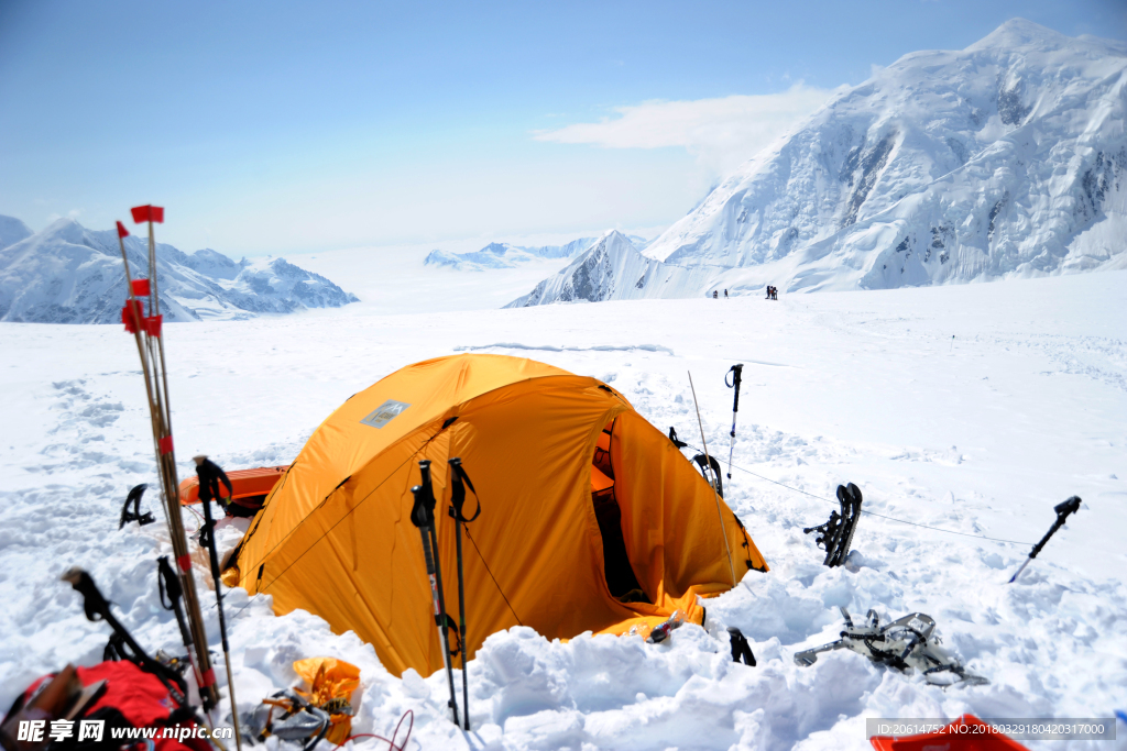 雪地里的帐篷