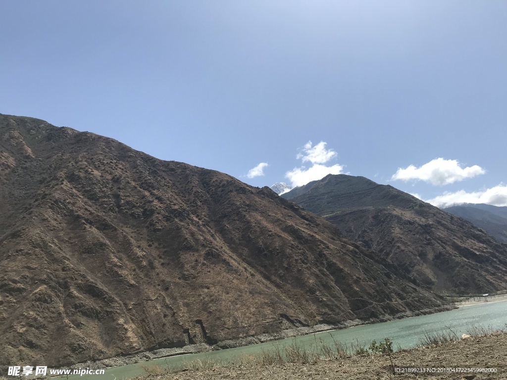 高山下的河流