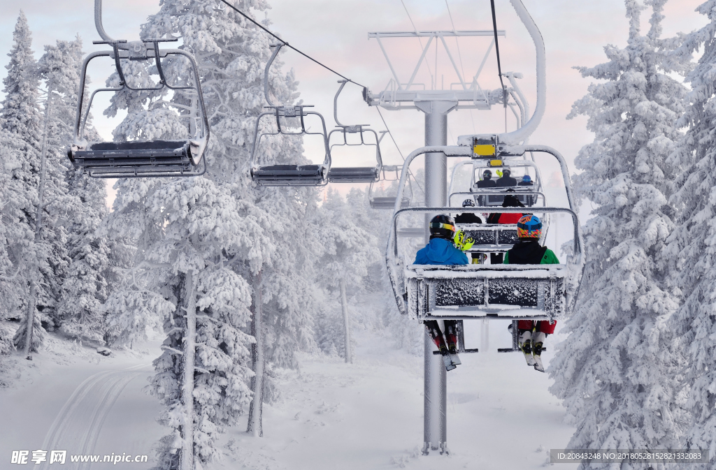 雪山缆车滑雪