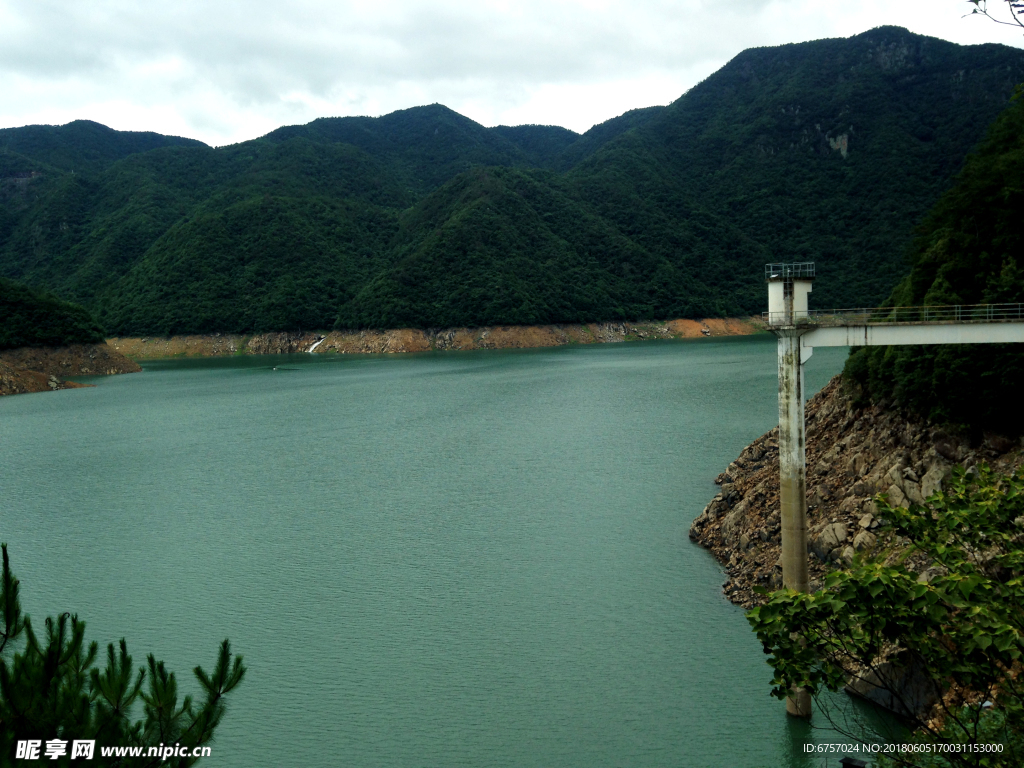 水庫邊