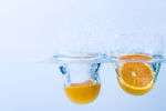 橘子柠檬落水溅起水花的瞬间