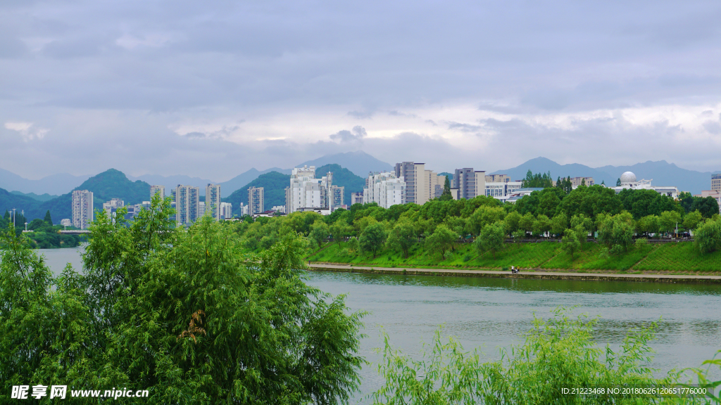 新安江畔風貌