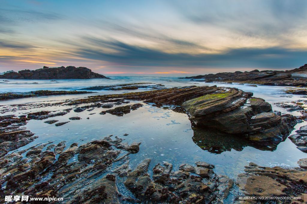 夕陽下的海邊風景
