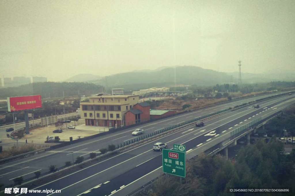 摩天輪外的公路