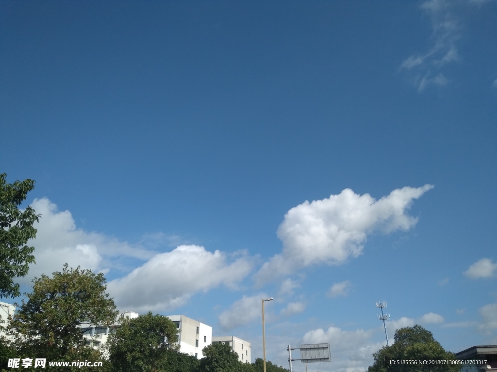 夏天藍天白云
