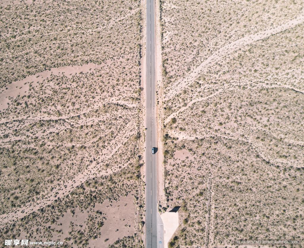 穿越荒漠的公路