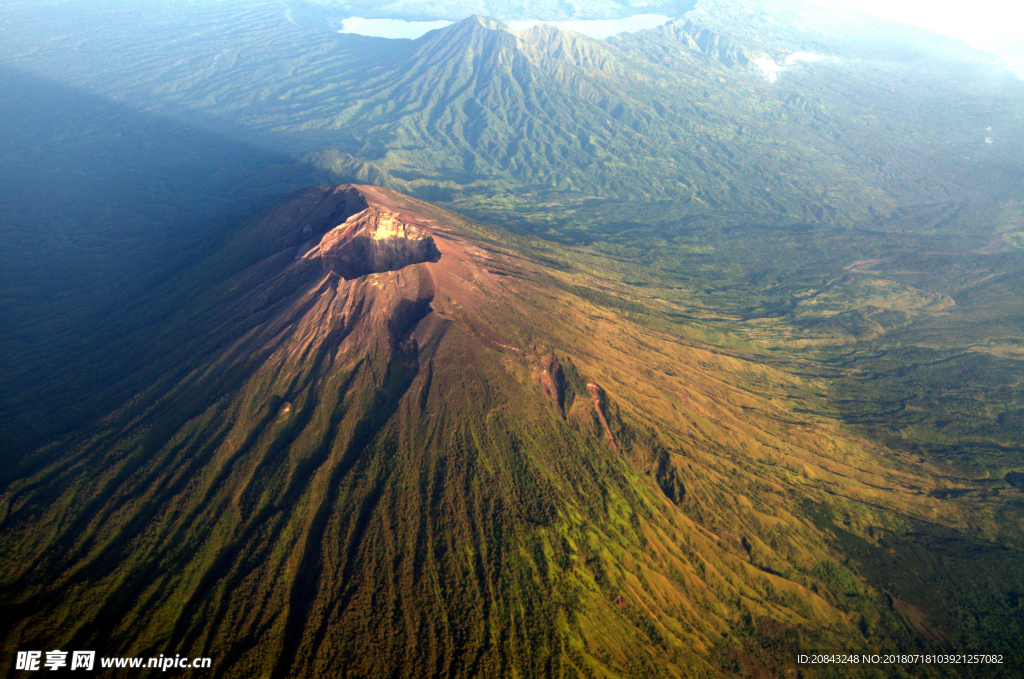 高空拍摄火山