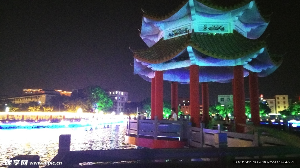 亭子夜景