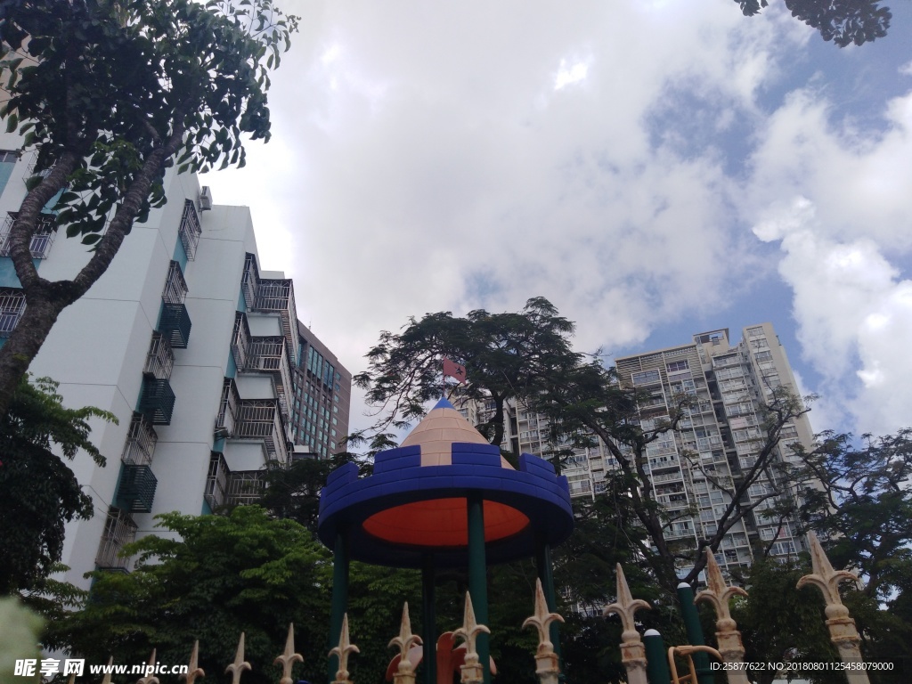 建筑天空 藍天 晴天 幼兒園