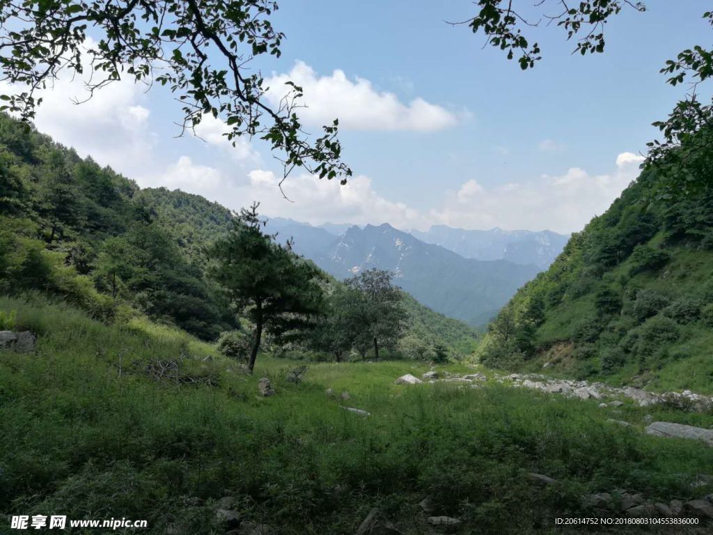藍天下的高山風光