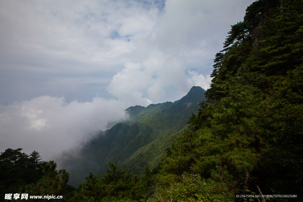 明月山