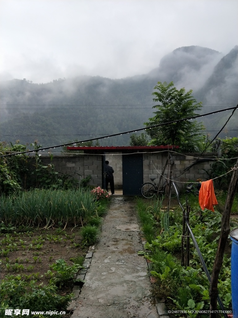 雨天農家院落