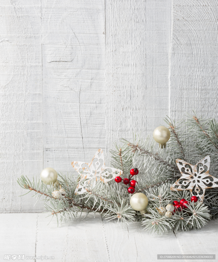 白色木板上的圣诞装饰冷杉素材