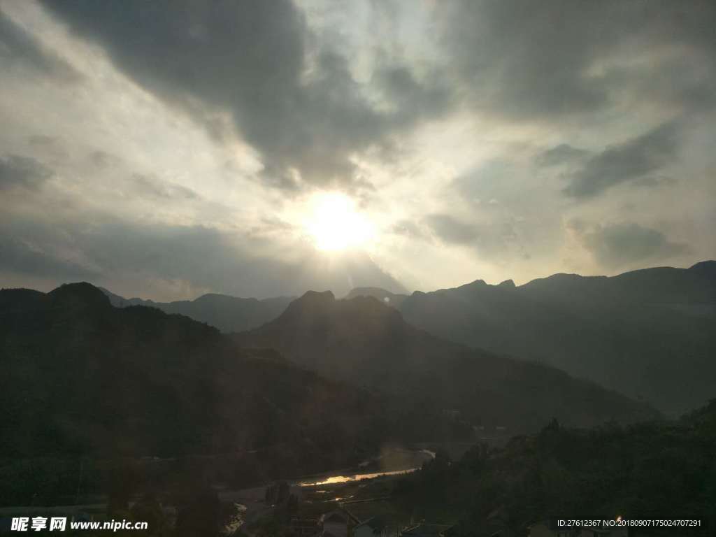 旅途 大山 村莊 綠水青山 風